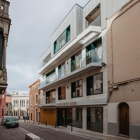Hotel Petit Luxe تيراسا المظهر الخارجي الصورة