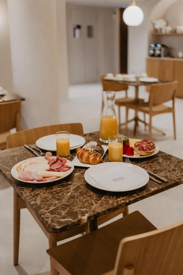 Hotel Petit Luxe تيراسا المظهر الخارجي الصورة