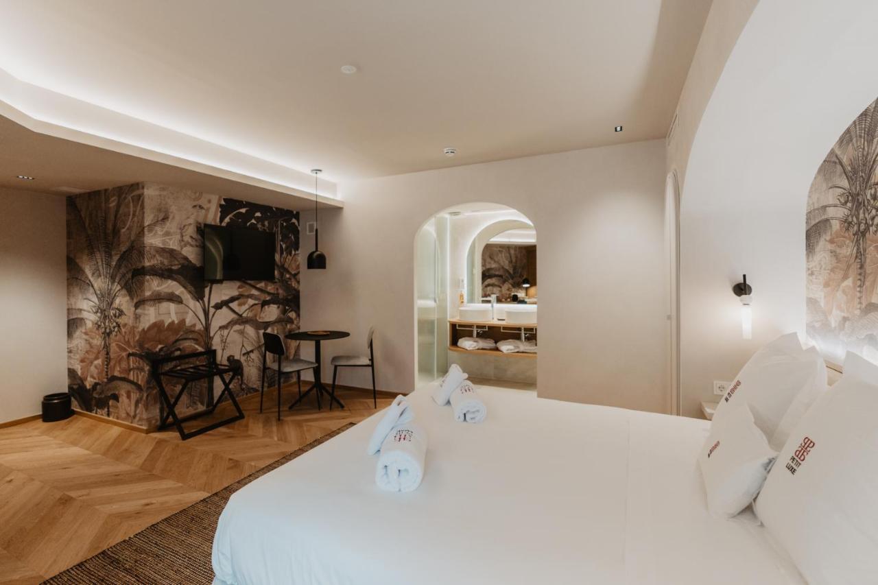 Hotel Petit Luxe تيراسا المظهر الخارجي الصورة