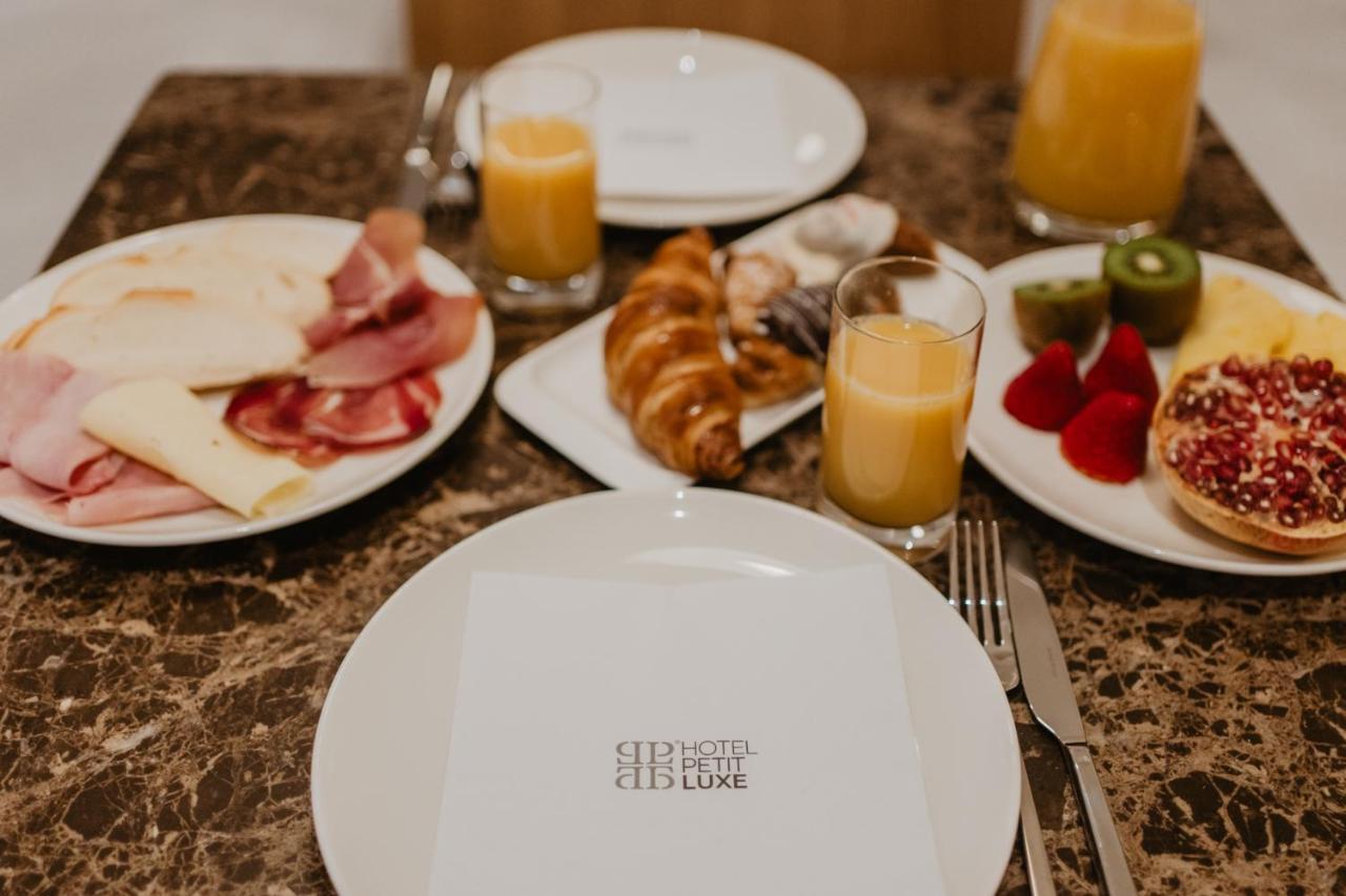 Hotel Petit Luxe تيراسا المظهر الخارجي الصورة