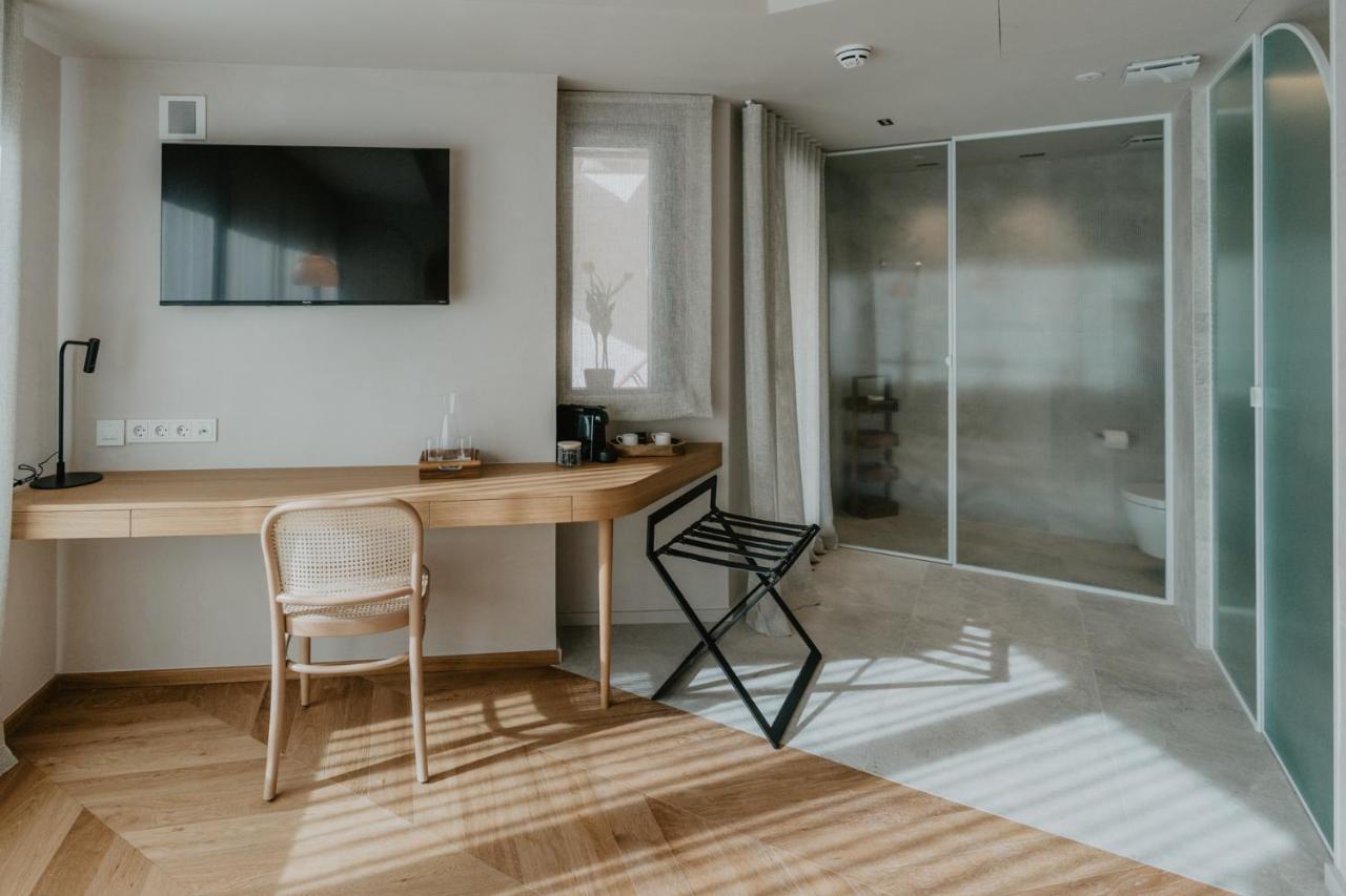 Hotel Petit Luxe تيراسا المظهر الخارجي الصورة