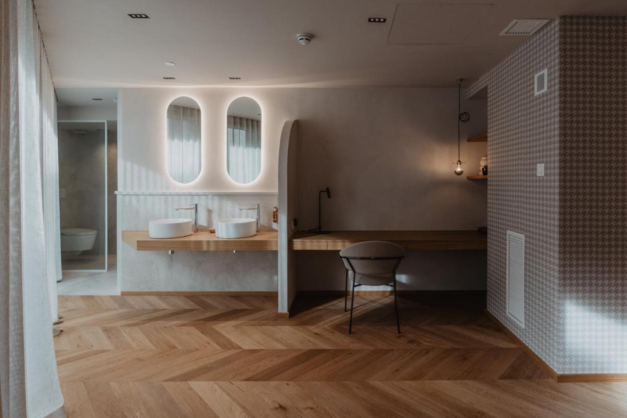 Hotel Petit Luxe تيراسا المظهر الخارجي الصورة