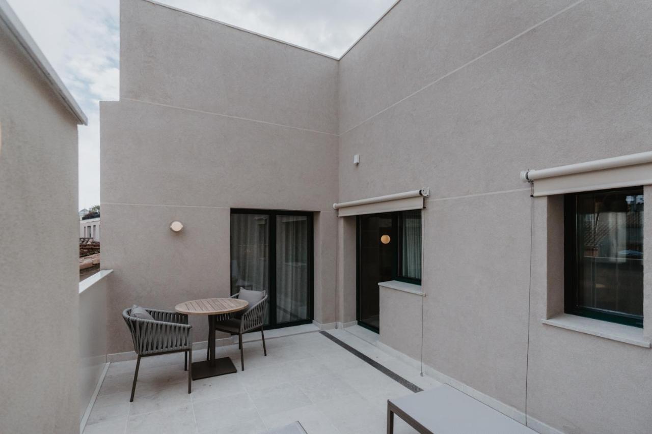 Hotel Petit Luxe تيراسا المظهر الخارجي الصورة