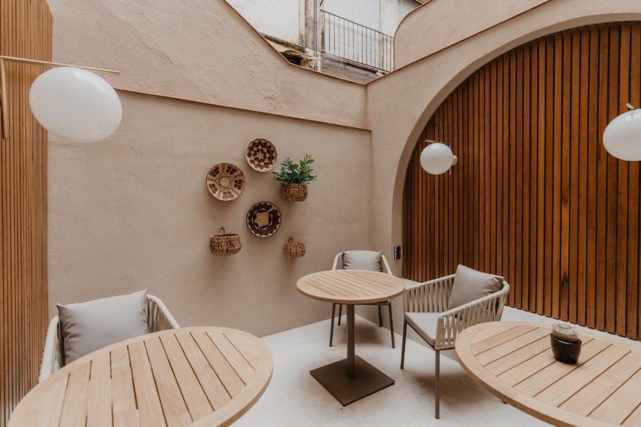 Hotel Petit Luxe تيراسا المظهر الخارجي الصورة