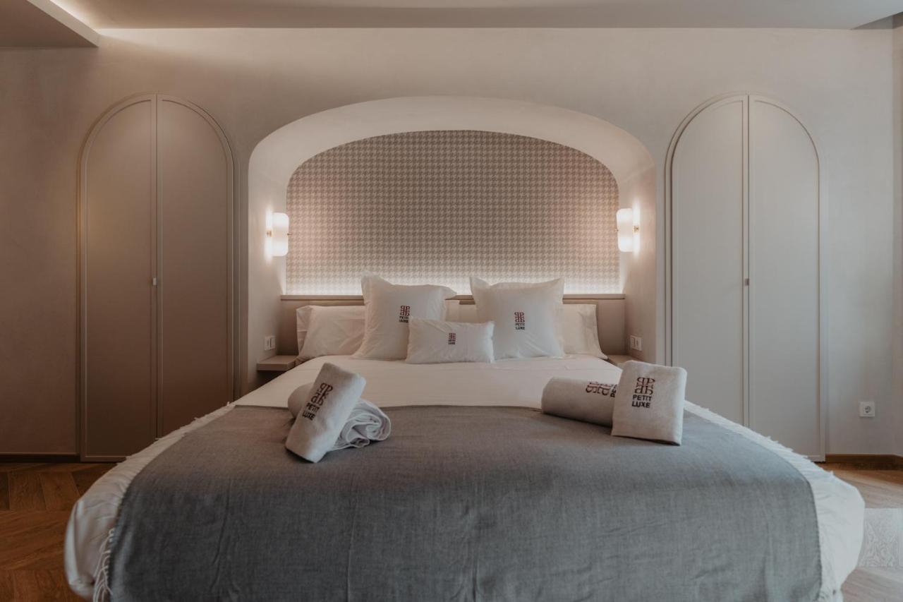 Hotel Petit Luxe تيراسا المظهر الخارجي الصورة