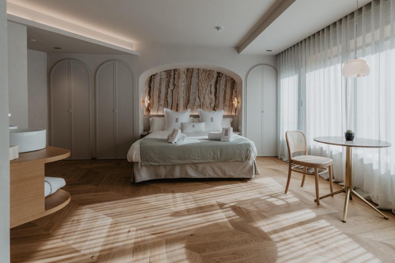Hotel Petit Luxe تيراسا المظهر الخارجي الصورة