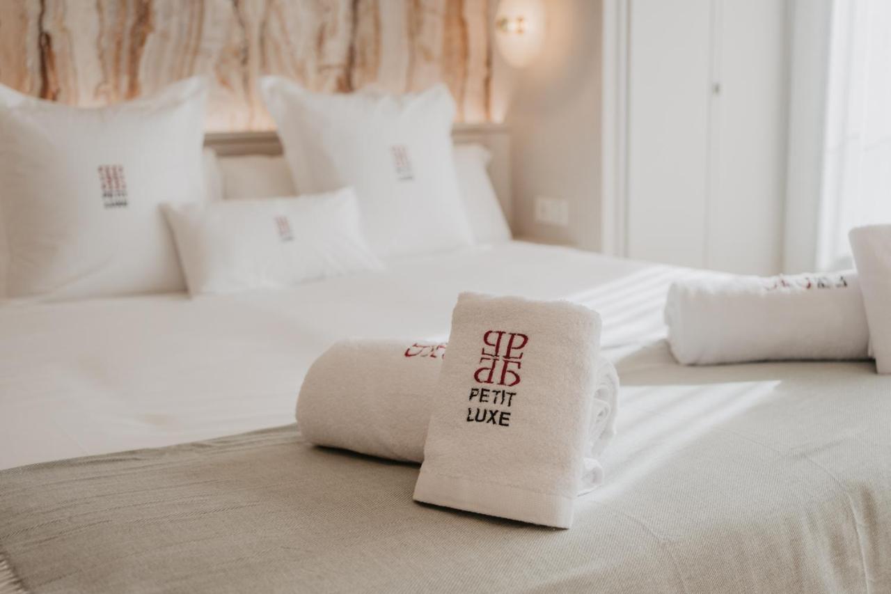 Hotel Petit Luxe تيراسا المظهر الخارجي الصورة