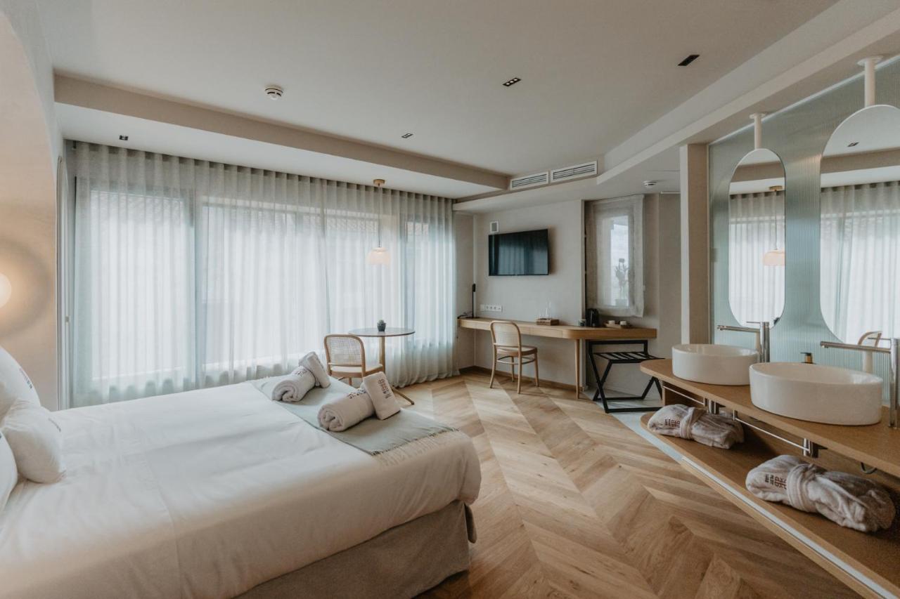 Hotel Petit Luxe تيراسا المظهر الخارجي الصورة
