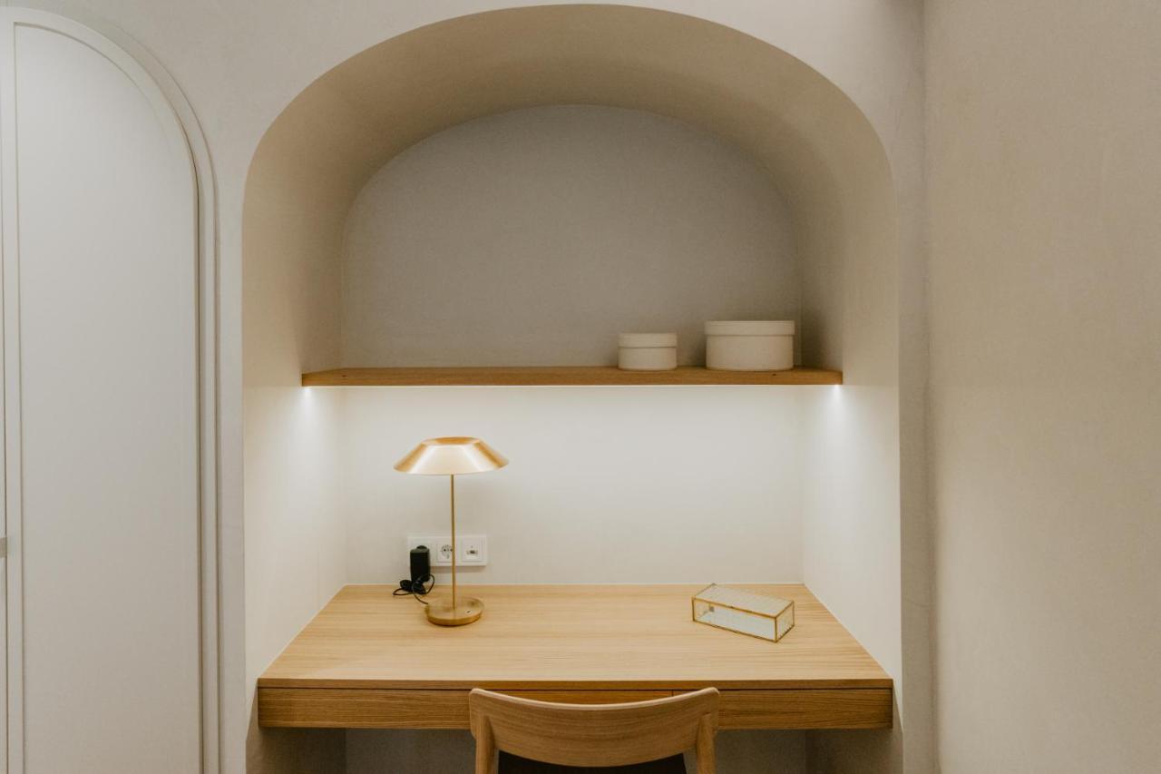 Hotel Petit Luxe تيراسا المظهر الخارجي الصورة
