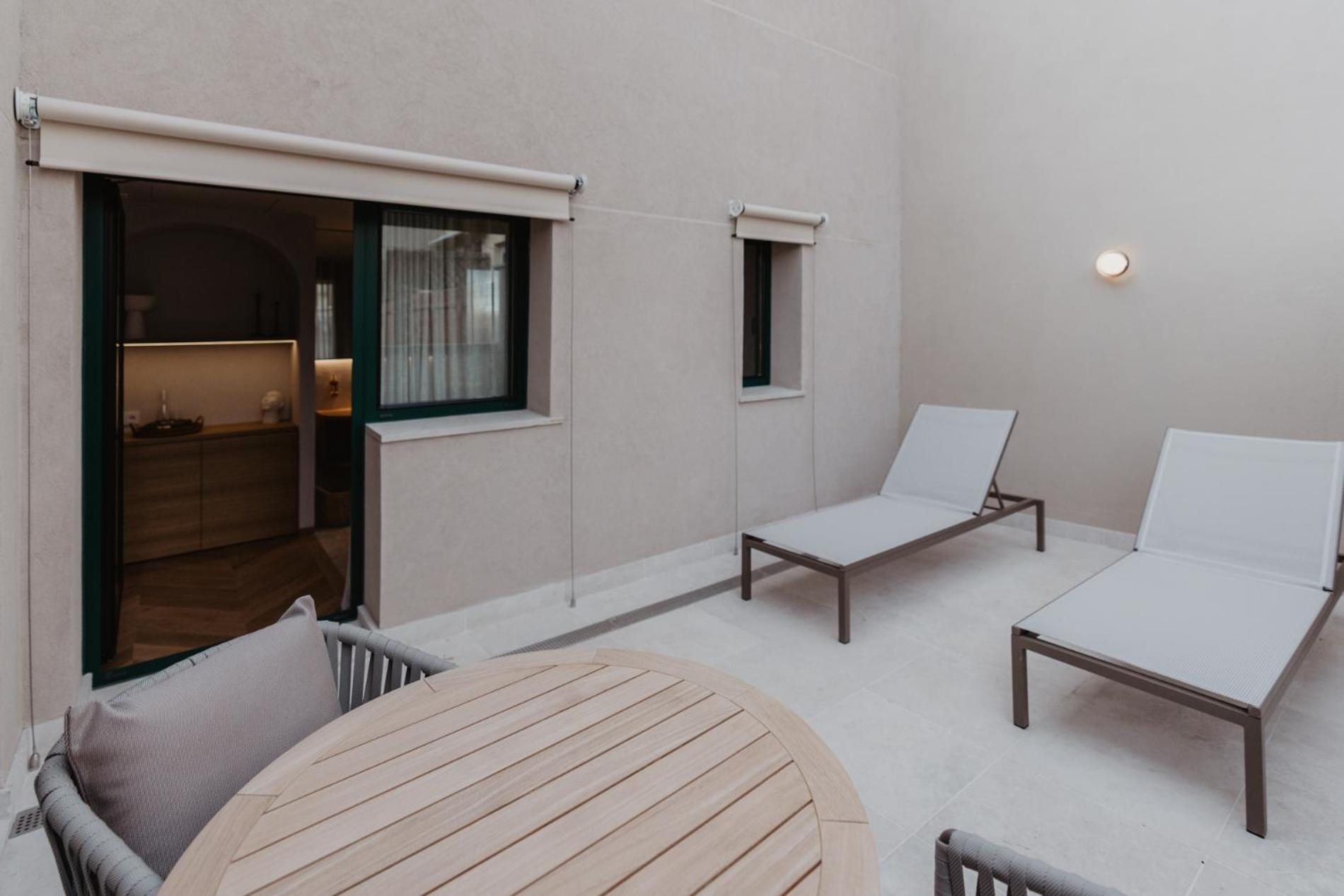 Hotel Petit Luxe تيراسا المظهر الخارجي الصورة