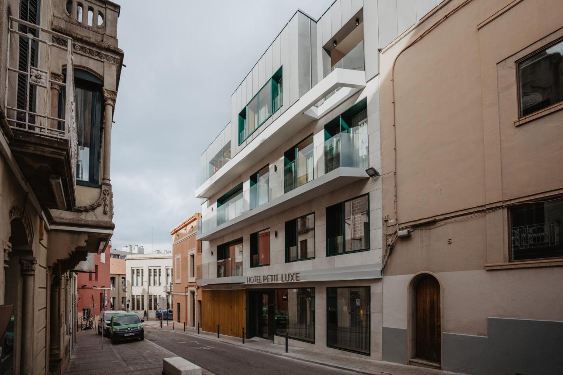 Hotel Petit Luxe تيراسا المظهر الخارجي الصورة