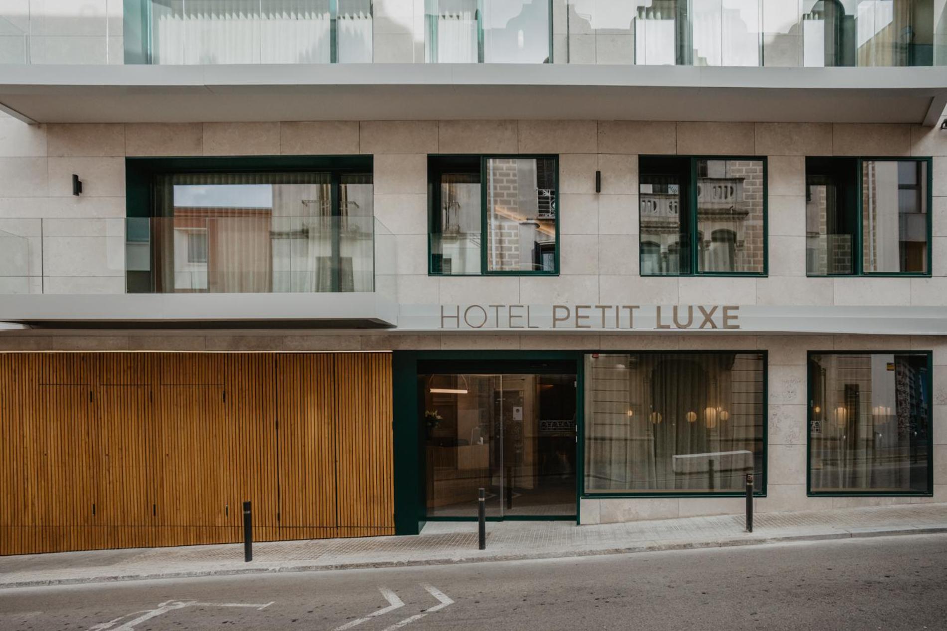 Hotel Petit Luxe تيراسا المظهر الخارجي الصورة