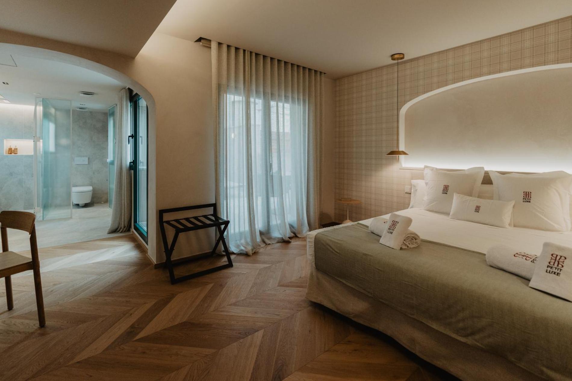 Hotel Petit Luxe تيراسا المظهر الخارجي الصورة
