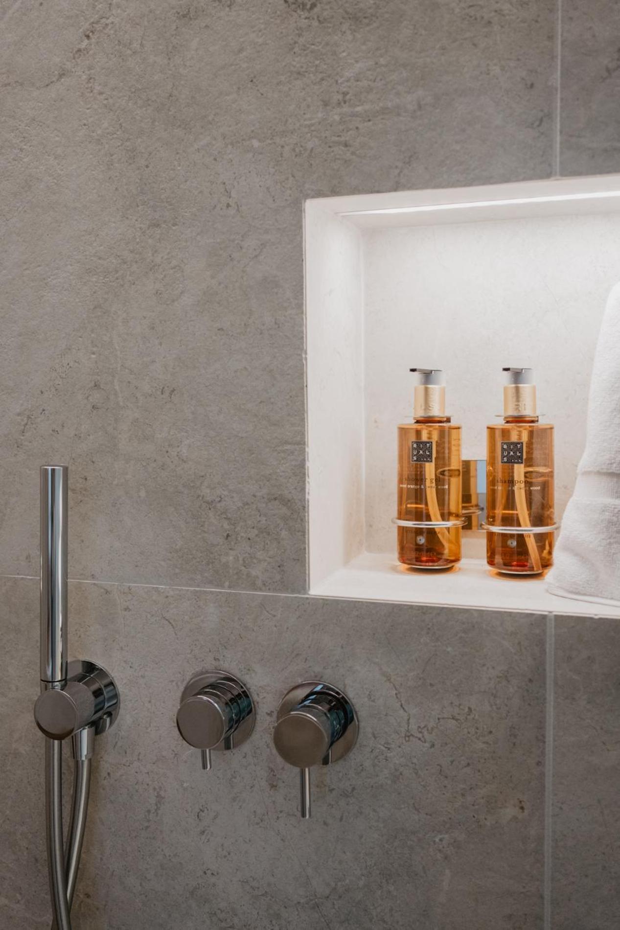 Hotel Petit Luxe تيراسا المظهر الخارجي الصورة