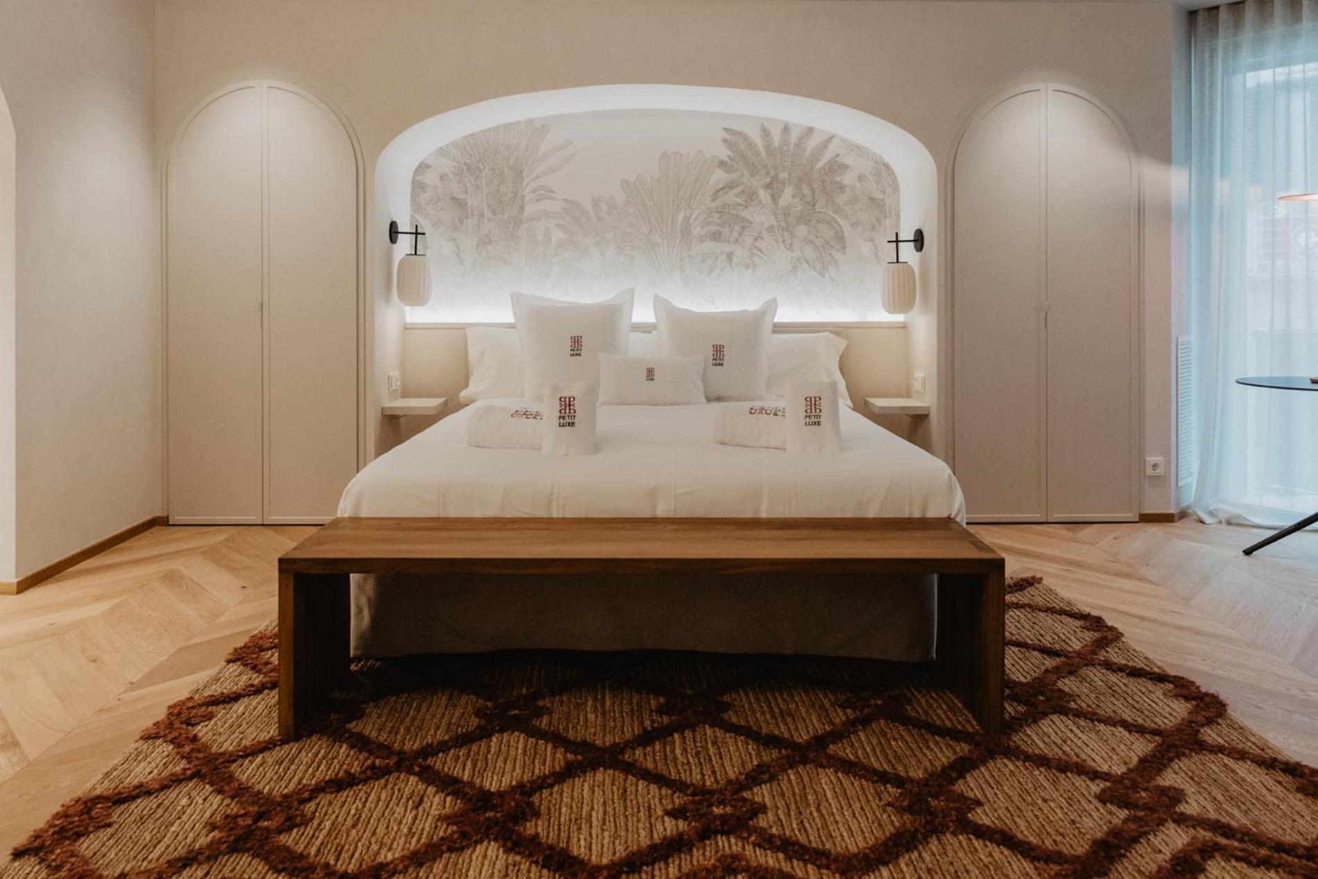 Hotel Petit Luxe تيراسا المظهر الخارجي الصورة