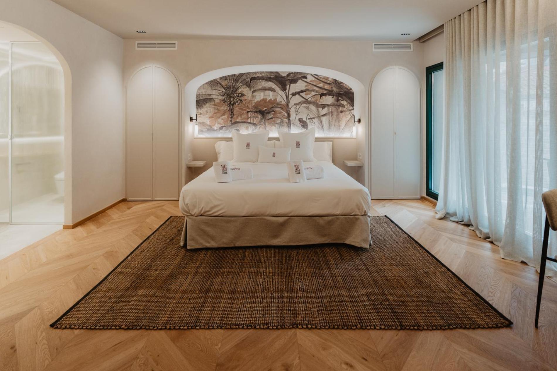 Hotel Petit Luxe تيراسا المظهر الخارجي الصورة